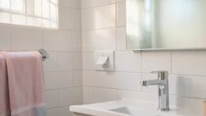 czy do łazienki musi być gniazda z klapką